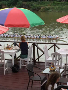 Отель Merry Riverside Hotel  Луангпхабанг